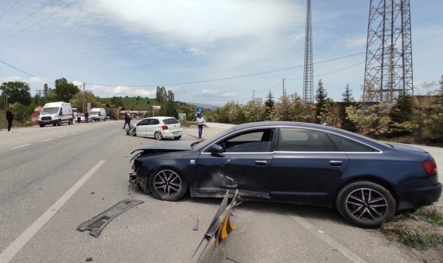 Karabük'te iki otomobilin çarpıştığı kazada 3 kişi yaralandı