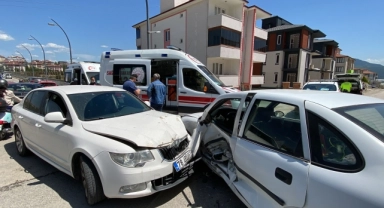 Karabük'te iki otomobilin çarpıştığı kazada 4 kişi yaralandı