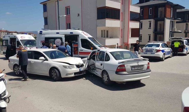 Karabük'te iki otomobil çarpıştı: 4 yaralı