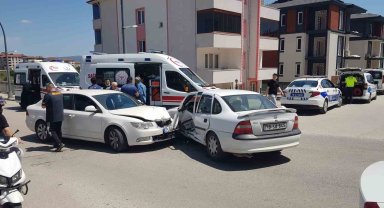 Karabük'te iki otomobil çarpıştı: 4 yaralı
