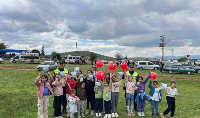 Karacasu jandarması vatandaşları trafik konusunda bilgilendirdi