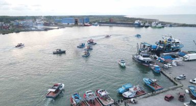 Karadenizli balıkçılar tekneleriyle eylem yaptı