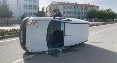 Karaman'da hafif ticari araçlar çarpıştı: 2 yaralı