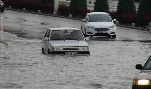Karaman'da sağanak etkili oldu, araçlar yolda mahsur kaldı