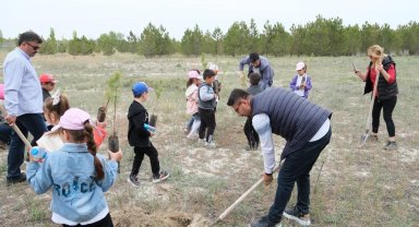 Karapınar'da ilkokul öğrencileri fidan dikti