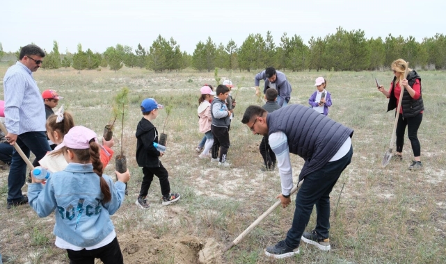 Karapınar'da ilkokul öğrencileri fidan dikti