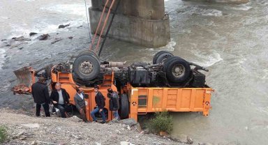 Karayollarının iş makinesi Zap Suyu'na yuvarlandı: 3 yaralı