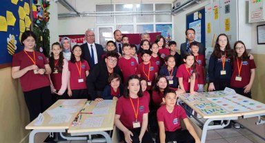 Karesi Ortaokulunda 'Görsel Sanatlar' sergisi açıldı