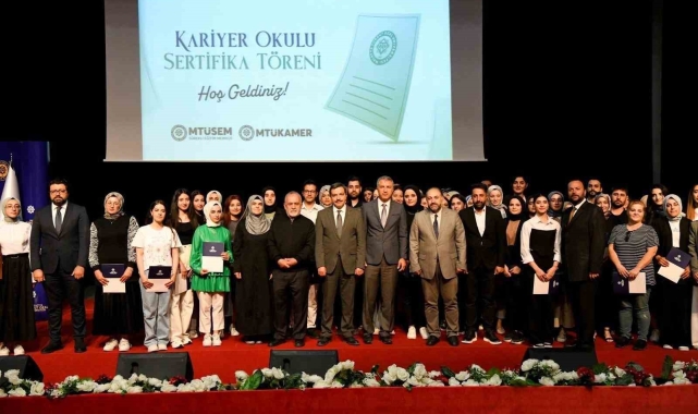 Kariyer Okulunu tamamlayanlar belgelerini aldı