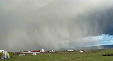 Kars'ta kara bulutlar gündüzü geceye çevirdi