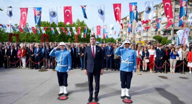 Kartal'da 19 Mayıs törenleri Atatürk Anıtı'na çelenk sunumuyla başladı