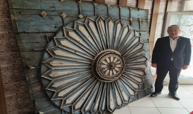Kastamonu'da yıkılan tarihi evin tavan süslemesi İhsangazi Belediyesinde sergileniyor