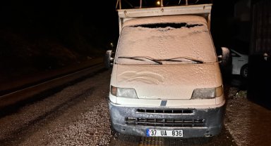 Kastamonu'nun yüksek kesimlerine kar yağdı