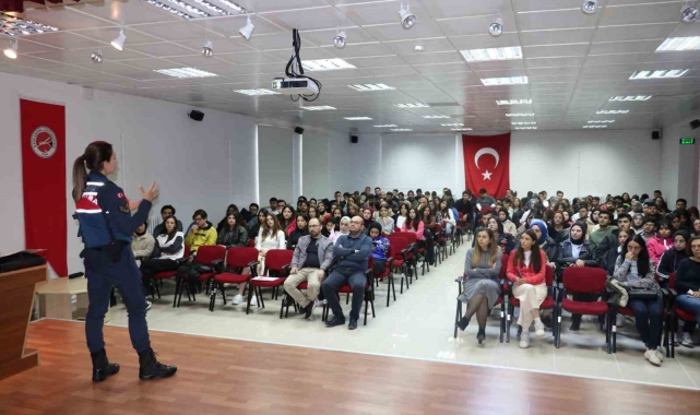Kastamonu'da üniversite öğrencilerine ve akademisyenlere jandarma eğitim verdi