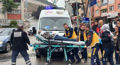 Kavşakta otomobiller çarpıştı: 3 yaralı