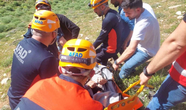Kayalıklardan düşerek mahsur kalan 2 kişi kurtarıldı