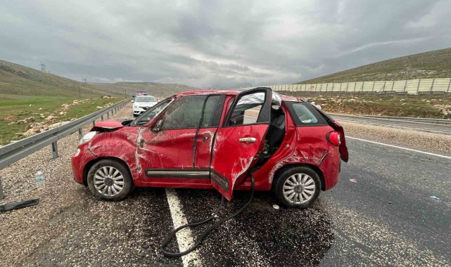 Kayganlaşan yolda karşı şeride geçip takla attı: 3 yaralı