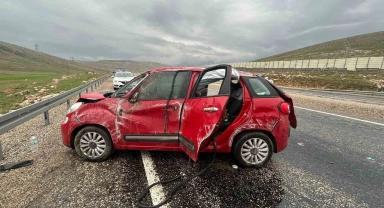 Kayganlaşan yolda karşı şeride geçip takla attı: 3 yaralı