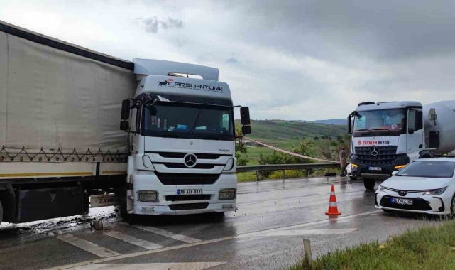 Kayganlaşan yolda makaslayan tır ulaşımı aksattı