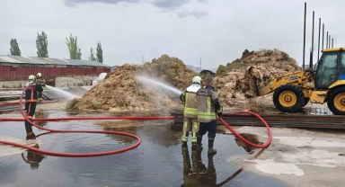 Kaynak makinesinden çıkan kıvılcımlar istiflenmiş saman balyalarını küle çevirdi