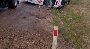 Kaza ihbarına giden ambulans kaza yaptı: 3 yaralı