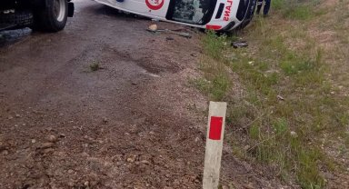 Kaza ihbarına giden ambulans kaza yaptı: 3 yaralı