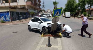 Kaza yapan otomobil, trafik levhasına çarparak durabildi