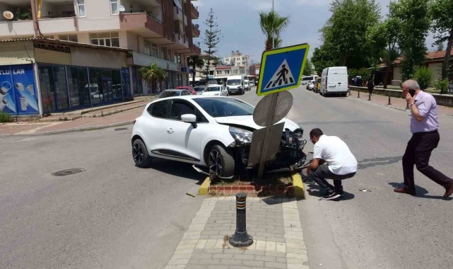 Kaza yapan otomobil, trafik levhasına çarparak durabildi