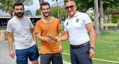 Kemer Zabıtası bulduğu telefonu sahibine teslim etti
