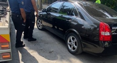 Kendisini otomobiline kilitleyen sürücü, polise zor anlar yaşattı