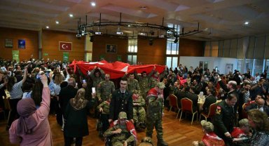 Kınalı kuzular için asker eğlencesi