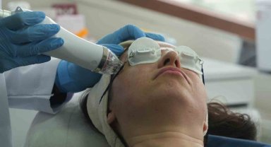 Kırışıklık, akne ve yara izlerine altın iğne dokunuşu