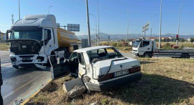 Kırmızı ışık ihlali yapan çekici otomobile çarptı, 3 yaralı