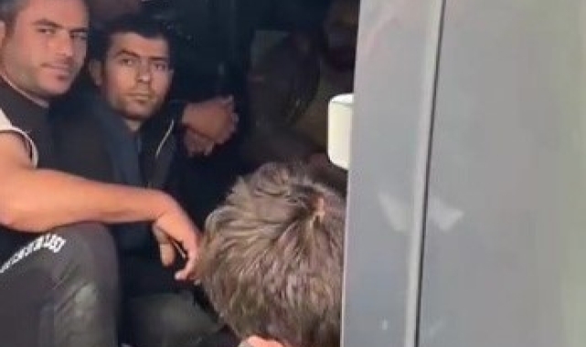 Kırşehir'de 2 araçta 3 organizatör ve 23 Suriyeli düzensiz göçmen yakalandı