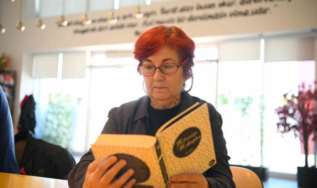 Kitap Kahve'nin 70 yaşındaki müdavimi gençlere örnek oluyor