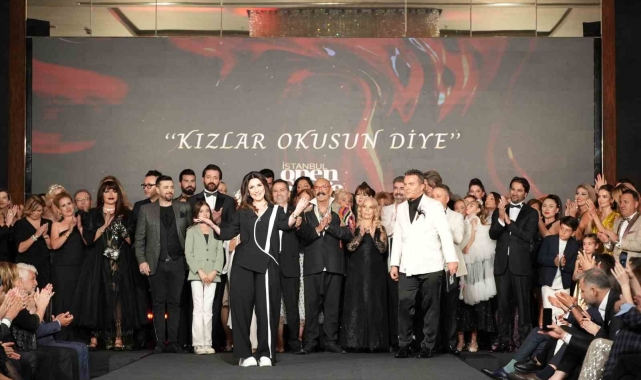 Kız çocuklarının okumasına dikkat çekmek için podyuma çıktılar