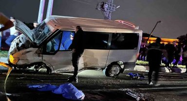 Kontrolden çıkan minibüs orta refüje çarparak savruldu: 1 ölü