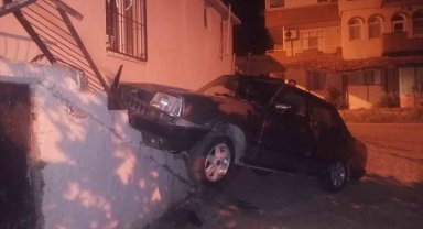 Kontrolden çıkan otomobil binaya çarptı