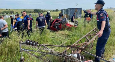 Kontrolden çıkan otomobil elektrik direğine çaptı: Teller yola düştü