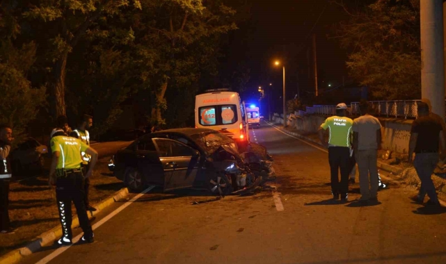 Konya'da otomobil aydınlatma direğine çarptı: 4 yaralı