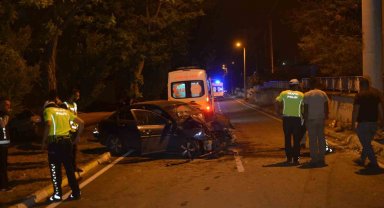 Konya'da otomobil aydınlatma direğine çarptı: 4 yaralı