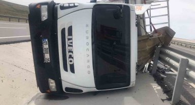 Konya'da plastik boru yüklü kamyon devrildi: 1 yaralı