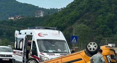 Köpeğe çarpmamak için manevra yapınca ticari taksi takla attı