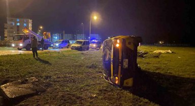 Köpeğe çarpmamak için manevra yaptı, araziye devrildi: 2 yaralı