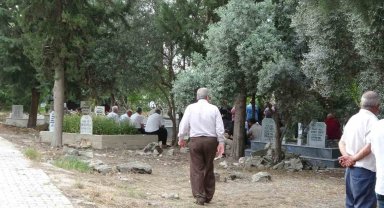 Köpeklerin saldırısında ölen yaşlı kadın toprağa verildi