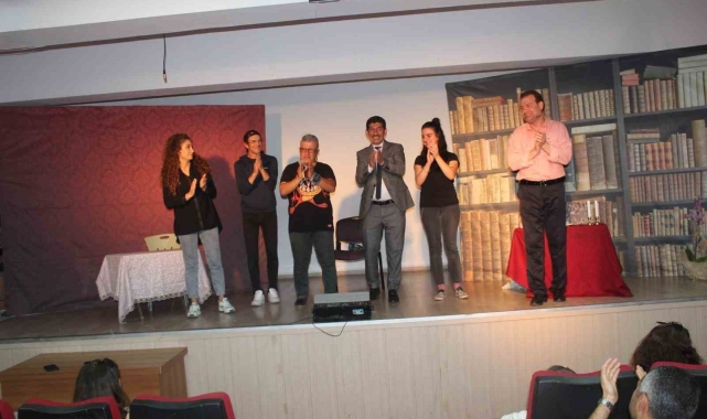 Köyceğizli öğrencilere yönelik "Pembe Aslında Siyahtır" adlı tiyatro oyunu sergilendi