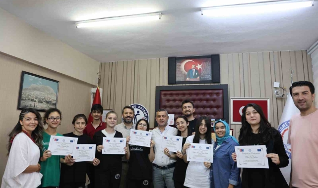 Kozanlı öğrenciler "Bağlı ol ama Bağımlı Olma" projesi ile Avrupa'ya açıldı