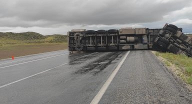 Kozmetik ürünü yüklü tır devrildi
