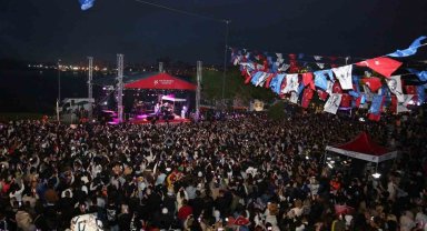 Küçükçekmece'de 19 Mayıs kutlamalarında Mert Demir konseri