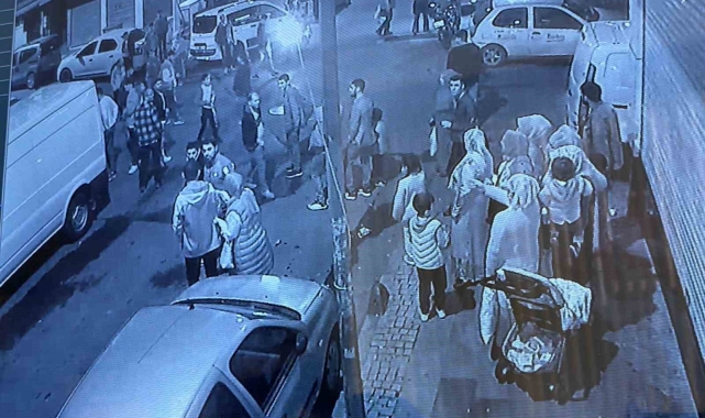 Küçükçekmece'de 6 kişilik grup arasında kalıp önce darp edildi sonra bıçaklandı